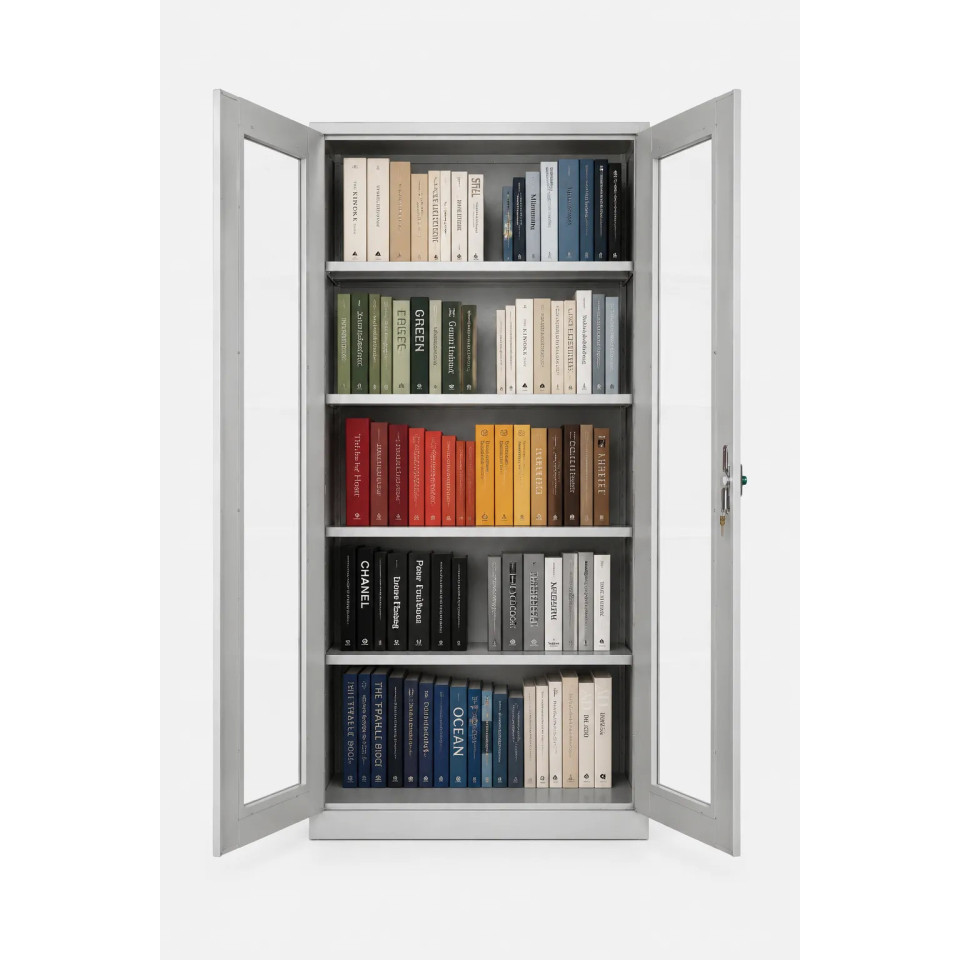 Camlı Çelik Kitap Dolabı Camlı çelik kitap dolabı 92x40x198 cm kitaplı önden görünüm